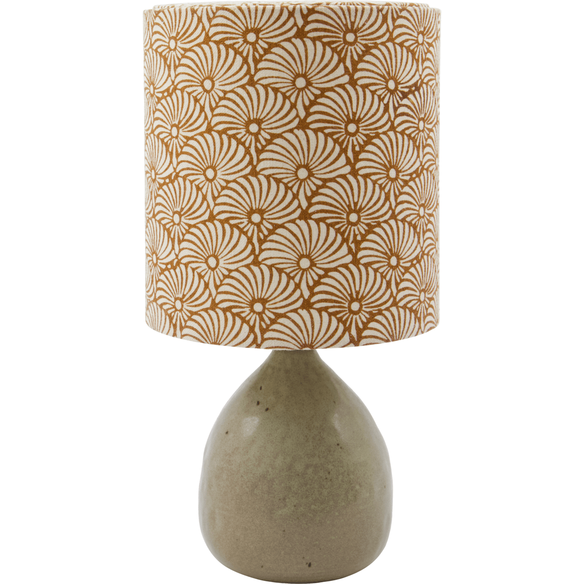 Flores 30cm Sable lampe de table De House Doctor - Il est doté d'une base en céramique couleur sable et d'un abat-jour en lin décoré de motifs de plumes de soleil sable et marron imprimés à la main, équilibrant magnifiquement une esthétique moderne et chaleureuse.