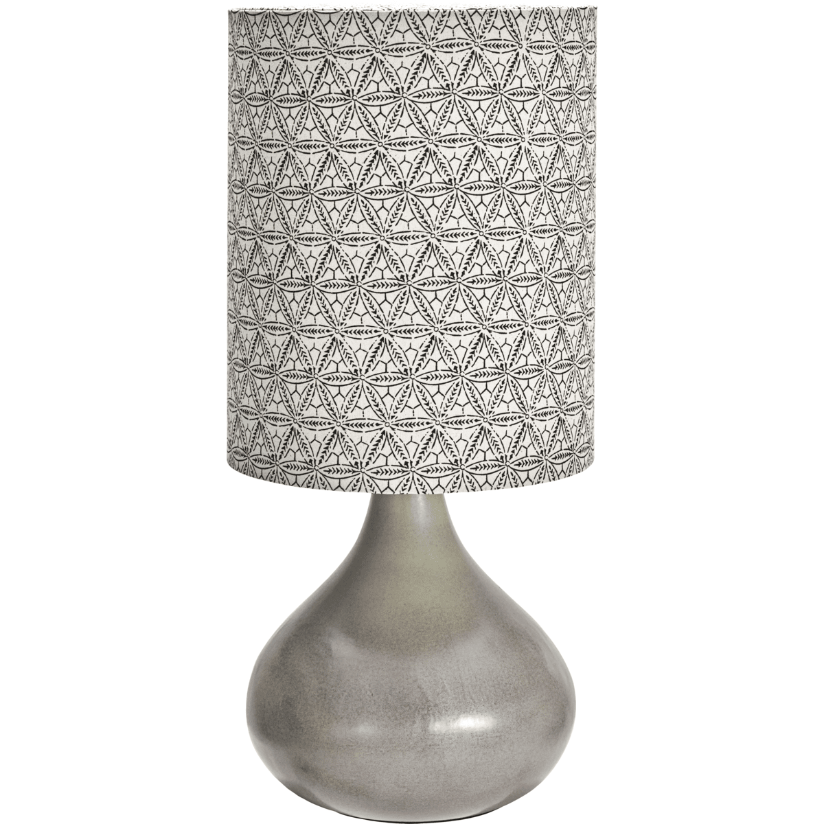 Florie 60cm Sable lampe de table De House Doctor - La base en céramique dans un ton sable apaisant offre une base stable et élégante, tandis que l'abat-jour en lin avec un motif ethnique noir imprimé à la main crée une sensation unique et artistique.