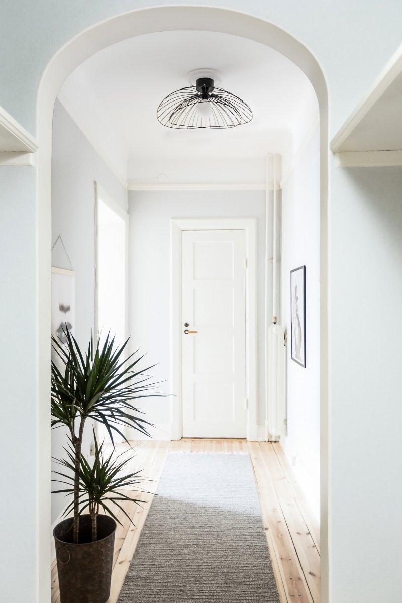Ray Ø60 Noir applique murale De Globen Lighting - Une fois fix&eacute; au plafond, le luminaire est dimmable.