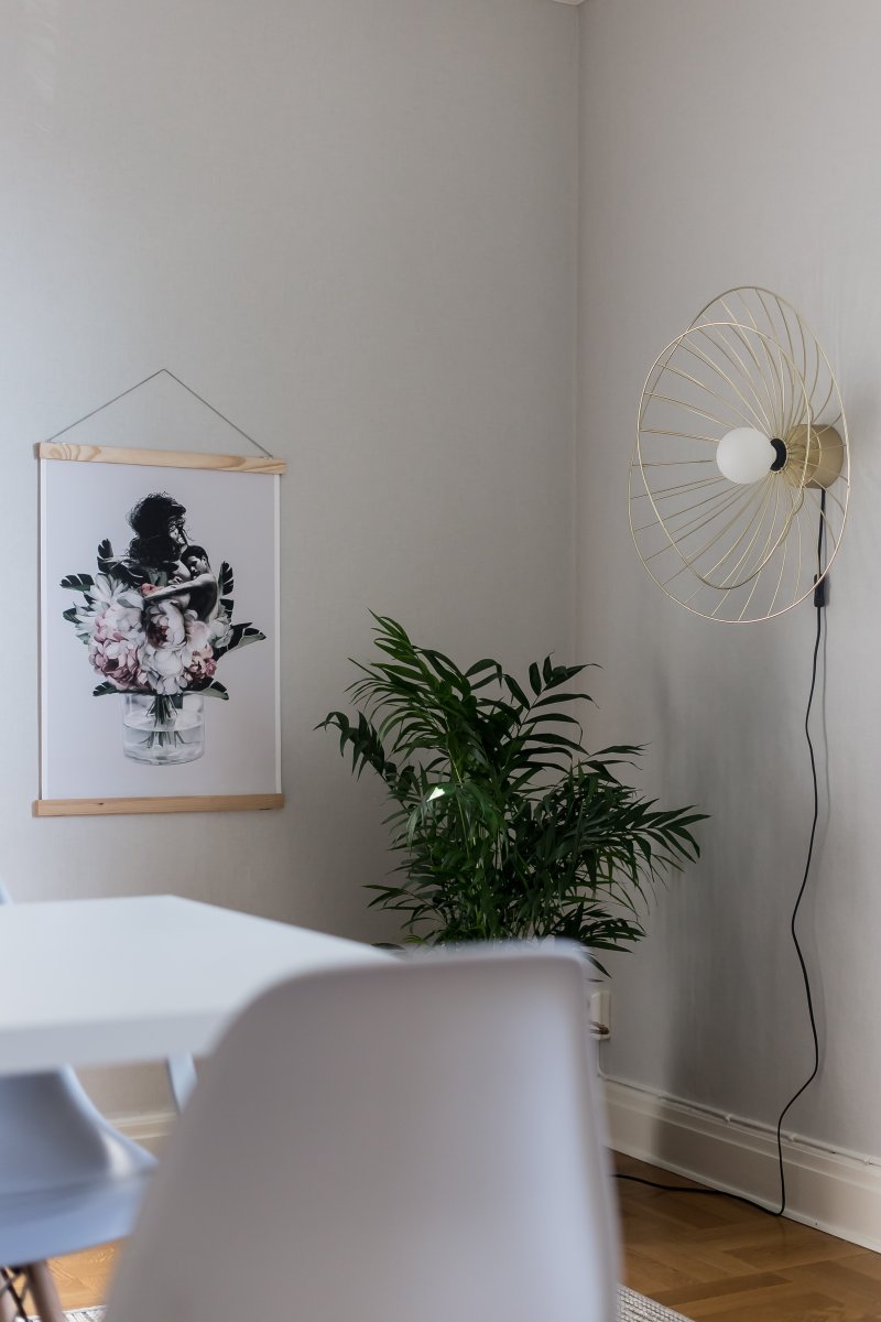 Ray Ø60 Laiton brossé applique murale De Globen Lighting - Une fois fixé au plafond, le luminaire est dimmable.