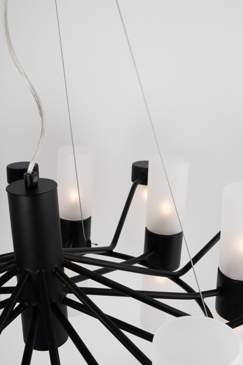 Santa Maria Ø90 Noir suspension De Globen Lighting - La lampe est fabriquée en métal peint en noir mat et possède 30 dômes en verre dépoli, qui permettent de voir de beaux points de lumière à travers le verre lorsque la lampe est allumée.