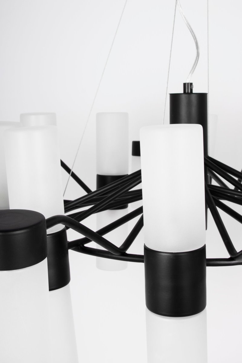 Santa Maria Ø90 Noir suspension De Globen Lighting - La lampe est fabriquée en métal peint en noir mat et possède 30 dômes en verre dépoli, qui permettent de voir de beaux points de lumière à travers le verre lorsque la lampe est allumée.