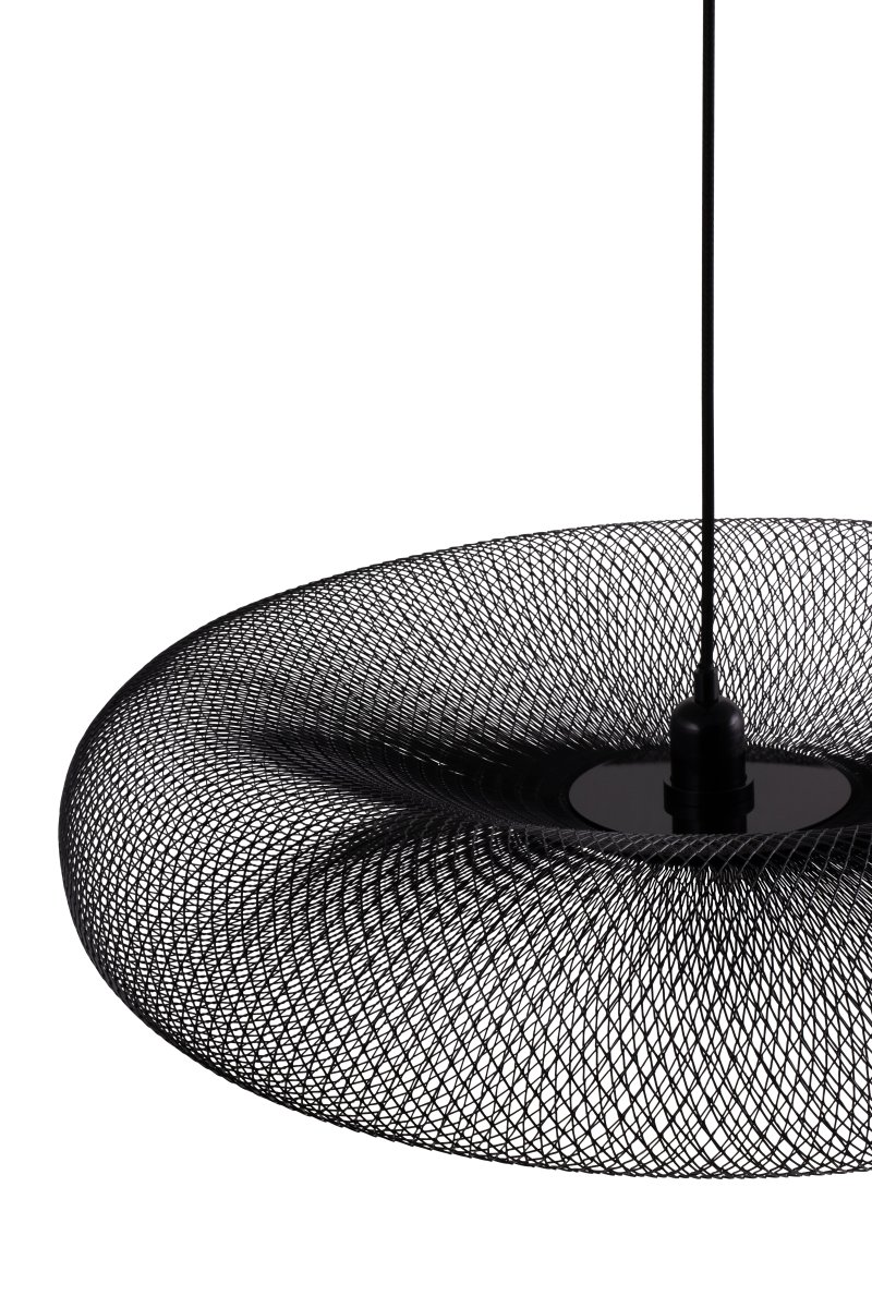 Torus Ø65 Noir suspension De Globen Lighting - Torus &auml;r en luftig och mjuk pendel tillverkad av galvaniserat svart metalln&auml;t.