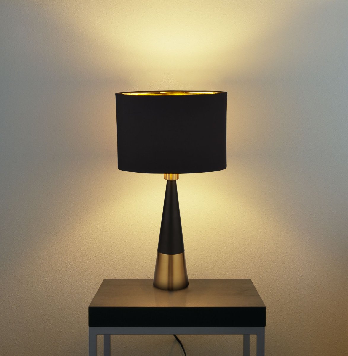 Chloe 40cm Noir mat lampe de table De Searchlight - Cette lampe de table moderne respire l'élégance avec son design conique et sa luxueuse combinaison de noir et d'or.