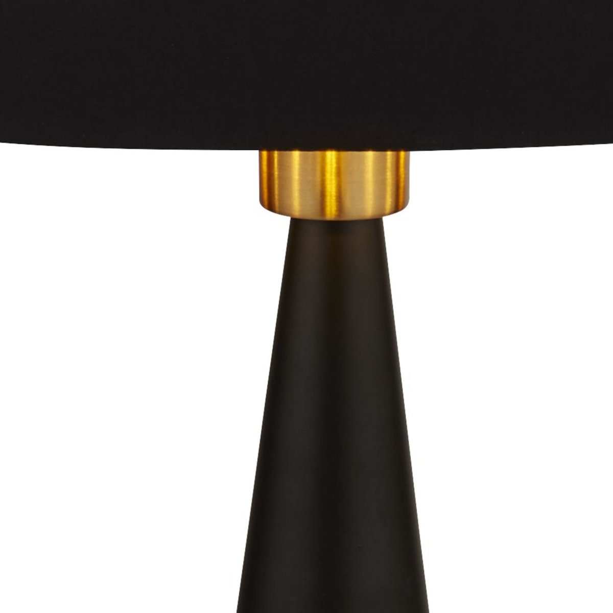 Chloe 40cm Noir mat lampe de table De Searchlight - Cette lampe de table moderne respire l'élégance avec son design conique et sa luxueuse combinaison de noir et d'or.