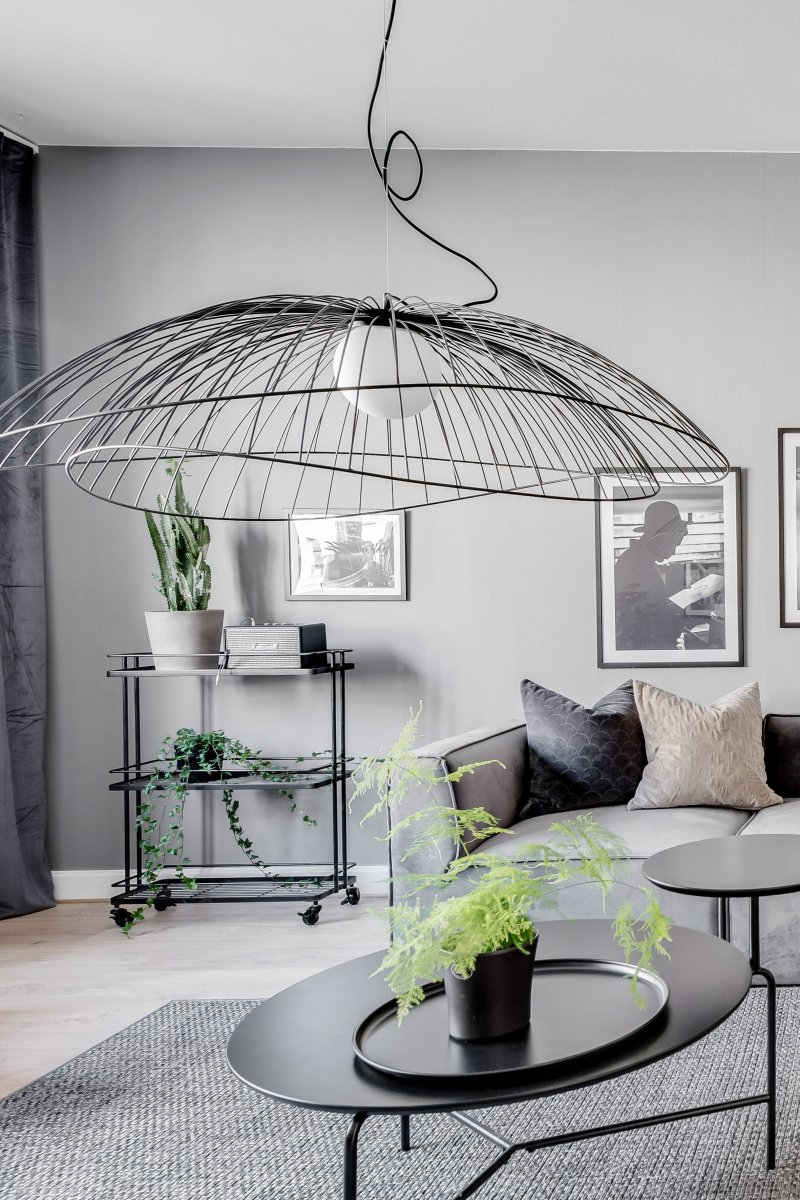 Ray Ø115 Noir suspension De Globen Lighting - Les deux abat-jour peuvent être disposés de différentes manières : superposés ou encastrés pour une suspension plus basse.