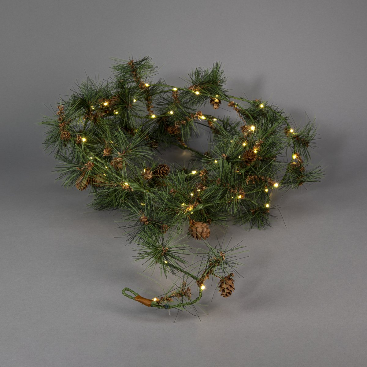 Guirlande 6m Vert De Konstsmide - Cette guirlande d'aiguilles de pin artificielles et de petites pommes de pin cr&eacute;e une ambiance hivernale chaleureuse et accueillante.