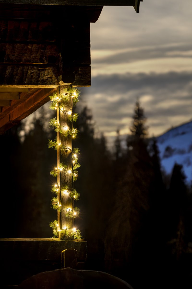 Guirlande 6m Vert De Konstsmide - Cette guirlande d'aiguilles de pin artificielles et de petites pommes de pin cr&eacute;e une ambiance hivernale chaleureuse et accueillante.