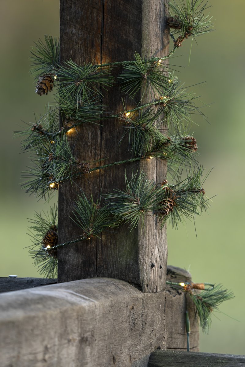 Guirlande 6m Vert De Konstsmide - Cette guirlande d'aiguilles de pin artificielles et de petites pommes de pin cr&eacute;e une ambiance hivernale chaleureuse et accueillante.