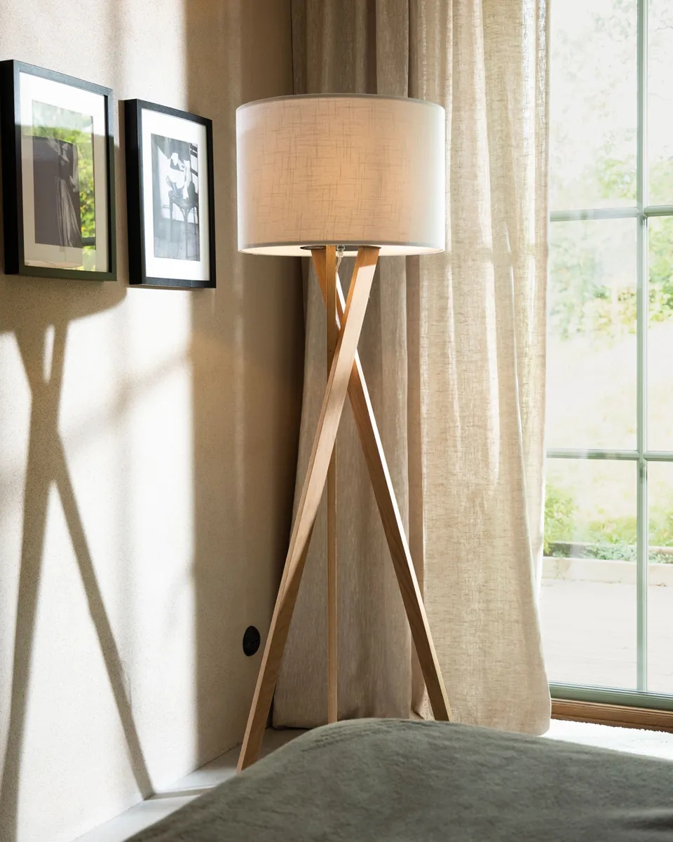 Vega Chêne/blanc lampadaire De By Rydéns - L'abat-jour en tissu blanc s'harmonise parfaitement avec la teinte chaude du ch&ecirc;ne et diffuse une lumi&egrave;re douce et agr&eacute;able.