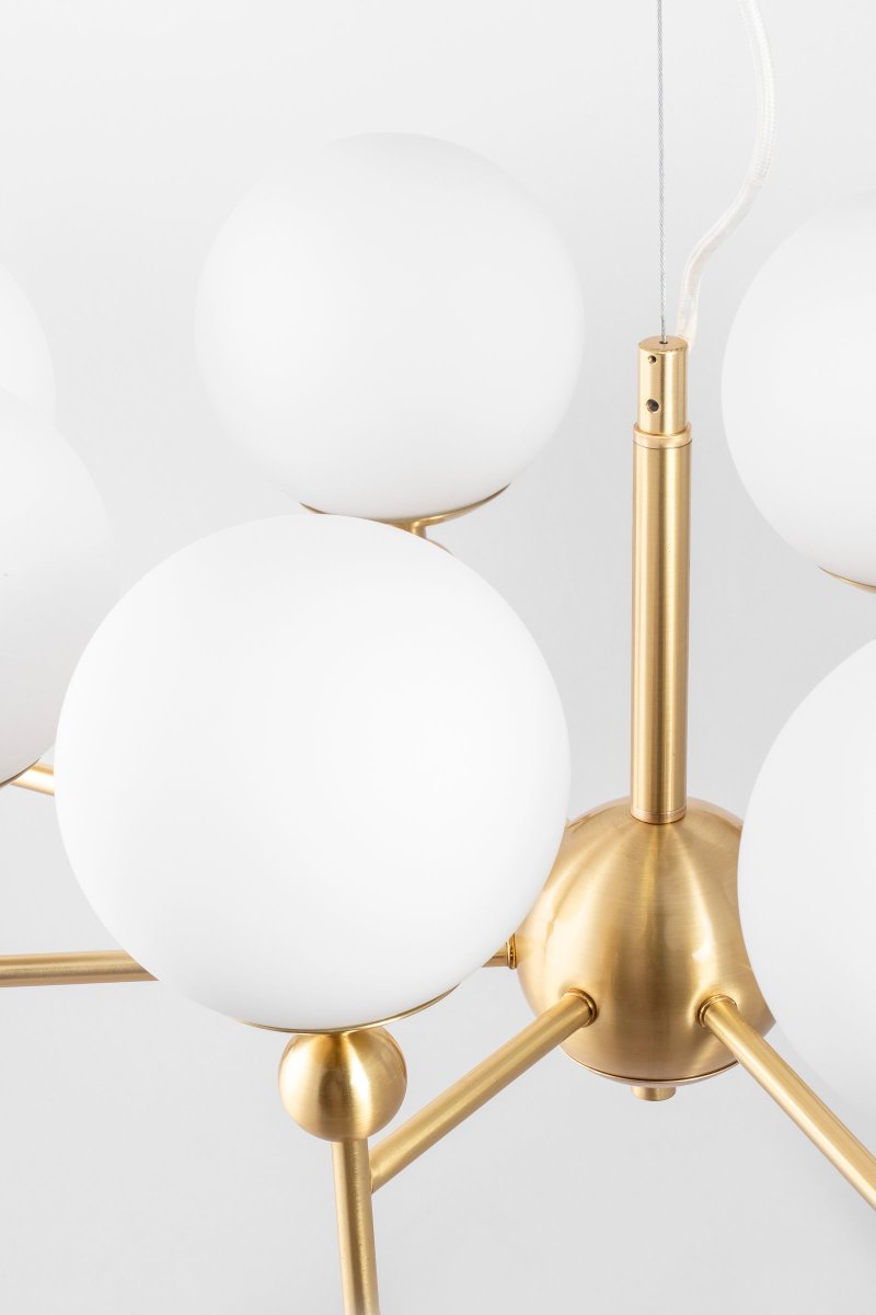 Astrid 85cm Laiton brossé suspension De Globen Lighting - Le luminaire est dot&eacute; d'un c&acirc;ble textile blanc de 120 cm de long avec fil et d'une rosace de plafond en laiton bross&eacute; assorti.