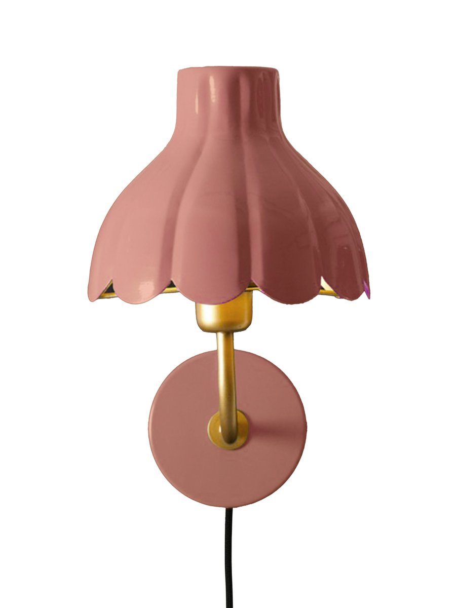 Wells 35cm rose foncé lampe de lecture De PR Home - Inspir&eacute;e par l'&eacute;closion des p&eacute;tales de fleurs, cette collection conf&egrave;re &agrave; la lampe un design &agrave; la fois ludique et &eacute;l&eacute;gant.