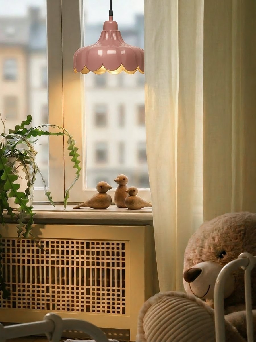 Wells Ø24 rose foncé lampe de fenêtre De PR Home - La suspension m&eacute;tallique Wells apporte une touche de fra&icirc;cheur et de romantisme &agrave; votre int&eacute;rieur.