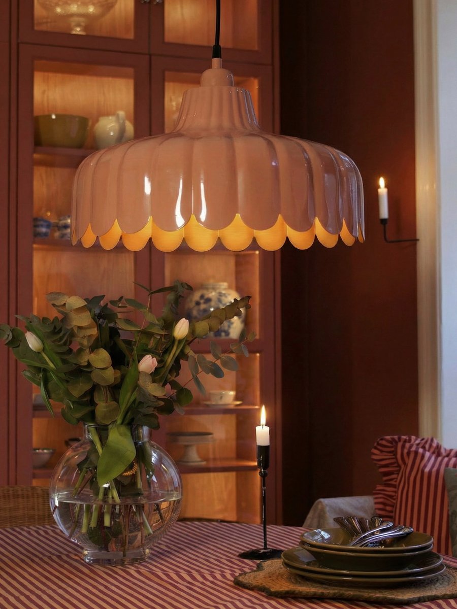 Wells Ø45 rose foncé suspension De PR Home - Le plafonnier m&eacute;tallique Wells apporte une touche de fra&icirc;cheur et de romantisme &agrave; votre int&eacute;rieur.