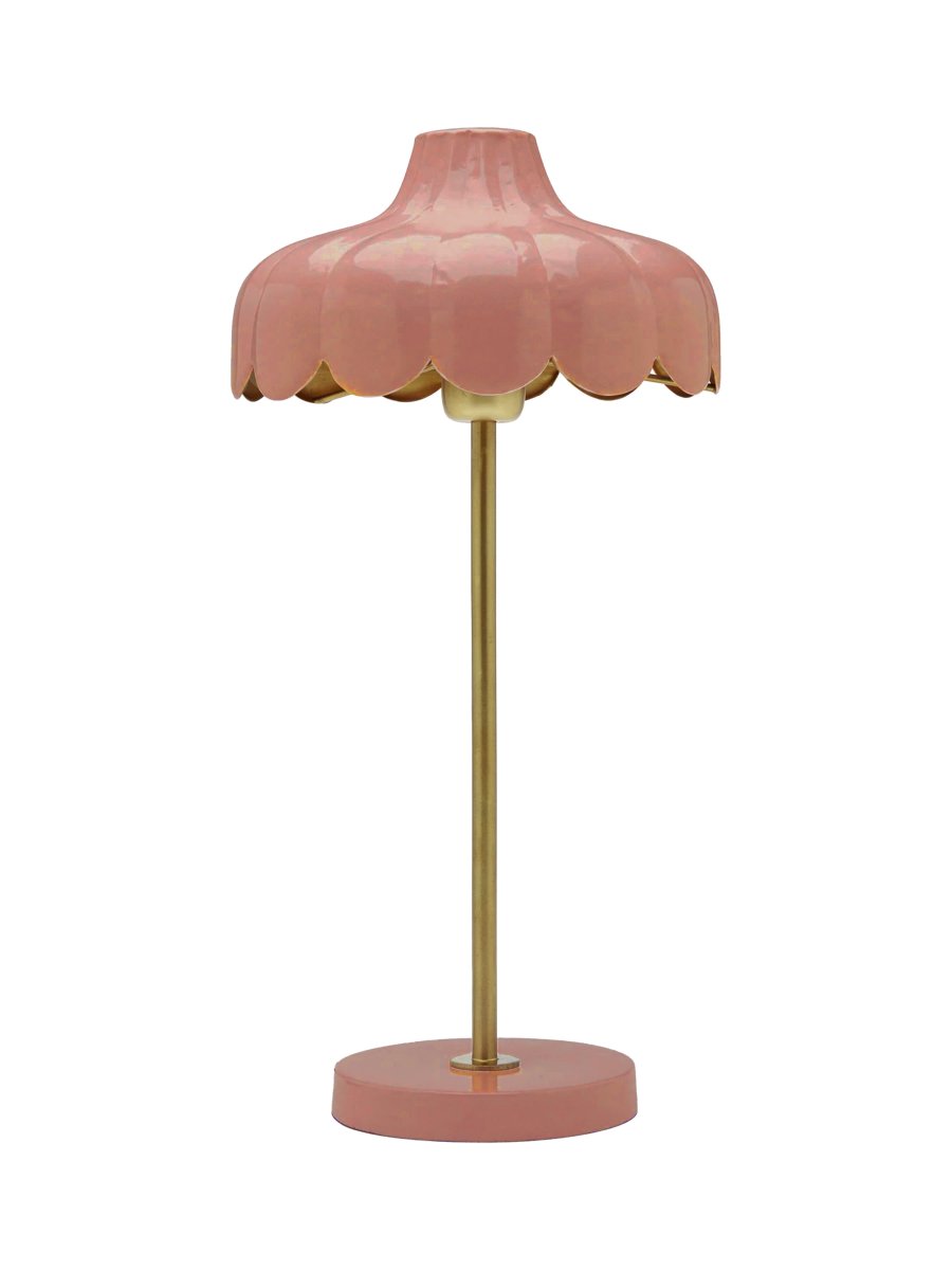 Wells 50cm rose foncé lampe de table De PR Home - La lampe de table en m&eacute;tal Wells apporte une touche de fra&icirc;cheur et de romantisme &agrave; votre int&eacute;rieur.