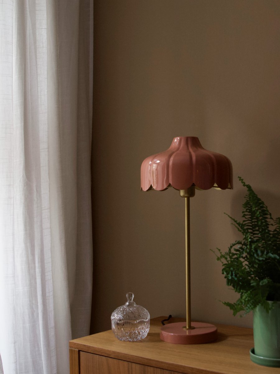 Wells 50cm rose foncé lampe de table De PR Home - La lampe de table en m&eacute;tal Wells apporte une touche de fra&icirc;cheur et de romantisme &agrave; votre int&eacute;rieur.