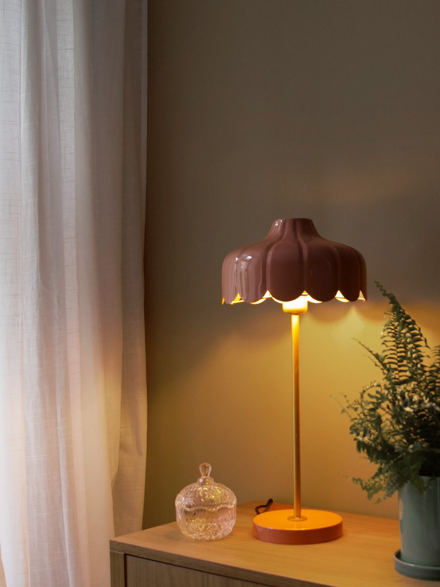 Wells 50cm rose foncé lampe de table De PR Home - La lampe de table en m&eacute;tal Wells apporte une touche de fra&icirc;cheur et de romantisme &agrave; votre int&eacute;rieur.