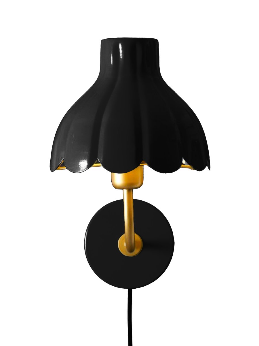 Wells 35cm Noir lampe de lecture De PR Home - Inspir&eacute;e par l'&eacute;closion des p&eacute;tales de fleurs, cette collection conf&egrave;re &agrave; la lampe un design &agrave; la fois ludique et &eacute;l&eacute;gant.