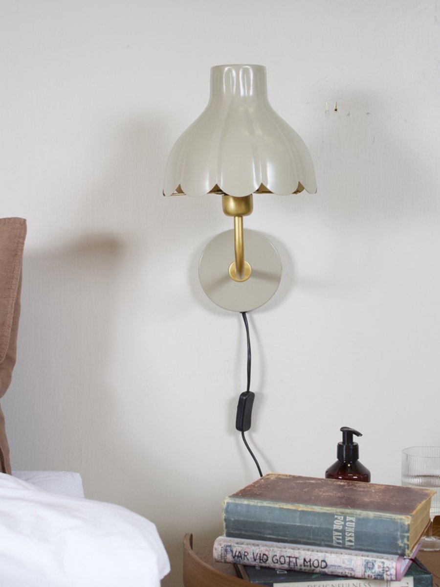 Wells 35cm Beige lampe de lecture De PR Home - Avec ses formes f&eacute;minines et ses couleurs harmonieuses, Wells apporte personnalit&eacute; et &eacute;l&eacute;gance &agrave; votre int&eacute;rieur.