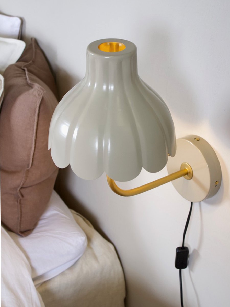 Wells 35cm Beige lampe de lecture De PR Home - Avec ses formes f&eacute;minines et ses couleurs harmonieuses, Wells apporte personnalit&eacute; et &eacute;l&eacute;gance &agrave; votre int&eacute;rieur.
