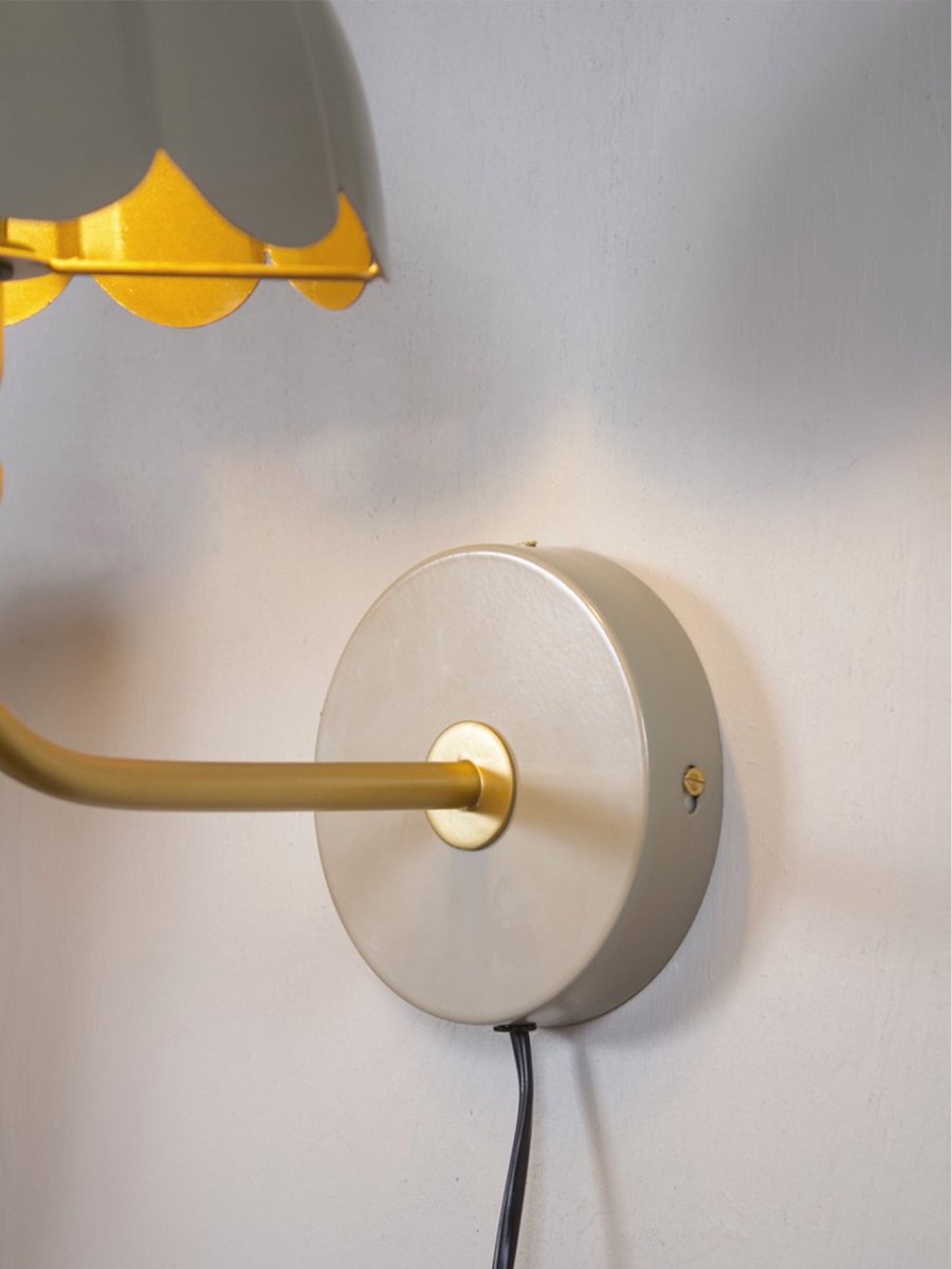 Wells 35cm Beige lampe de lecture De PR Home - Avec ses formes f&eacute;minines et ses couleurs harmonieuses, Wells apporte personnalit&eacute; et &eacute;l&eacute;gance &agrave; votre int&eacute;rieur.
