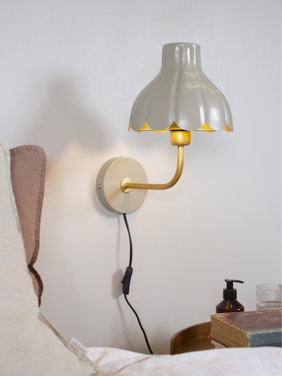 Wells 35cm Beige lampe de lecture De PR Home - Avec ses formes f&eacute;minines et ses couleurs harmonieuses, Wells apporte personnalit&eacute; et &eacute;l&eacute;gance &agrave; votre int&eacute;rieur.
