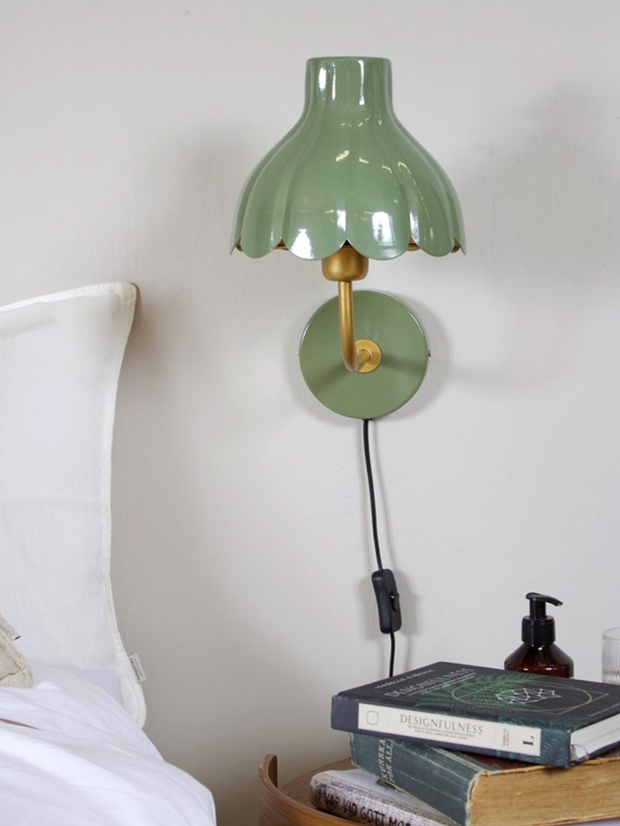 Wells 35cm Vert mousse lampe de lecture De PR Home - Avec ses formes f&eacute;minines et ses couleurs harmonieuses, Wells apporte personnalit&eacute; et &eacute;l&eacute;gance &agrave; votre int&eacute;rieur.