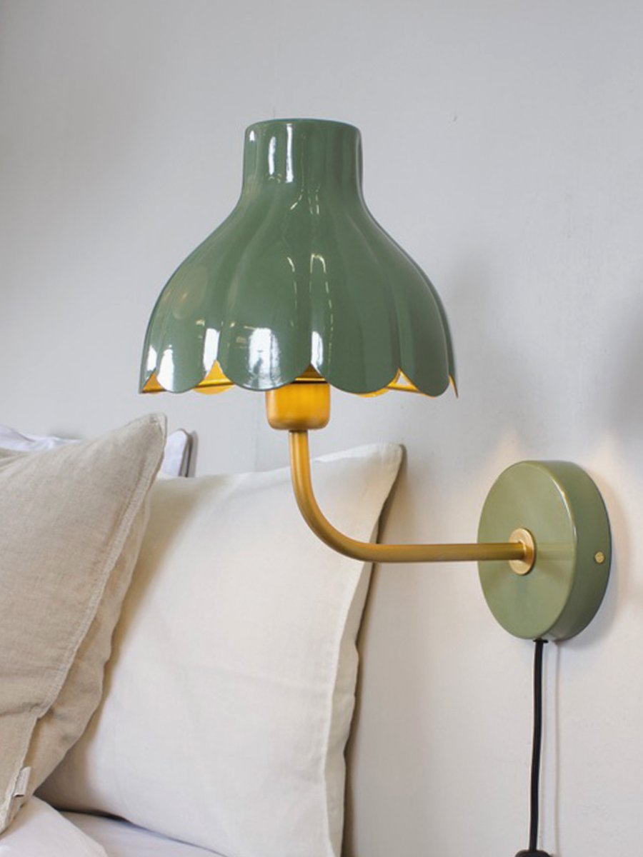 Wells 35cm Vert mousse lampe de lecture De PR Home - Avec ses formes f&eacute;minines et ses couleurs harmonieuses, Wells apporte personnalit&eacute; et &eacute;l&eacute;gance &agrave; votre int&eacute;rieur.