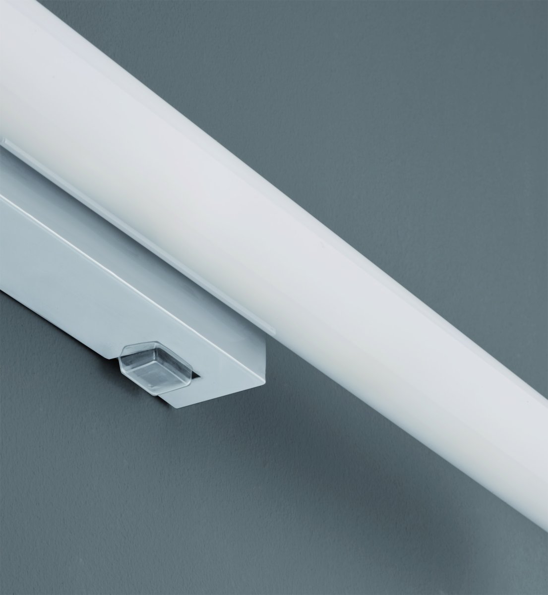 Mattimo 60cm Chrome lampe de salle de bain De Trio Lighting - Avec son design allongé et sa lumière douce et uniforme, il est idéal pour une utilisation au-dessus du miroir à 60 cm.