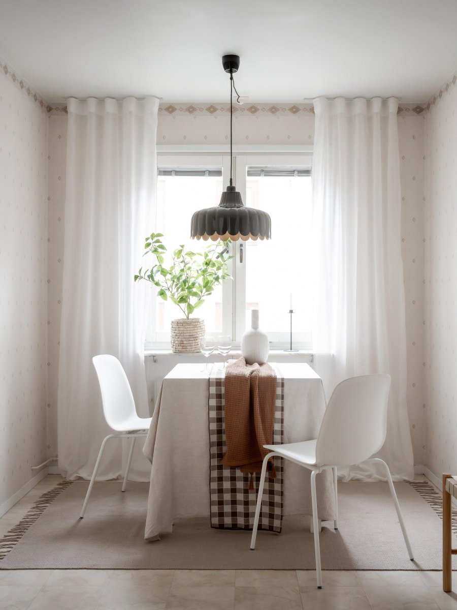 Wells Ø45 Noir suspension De PR Home - C&acirc;ble en plastique noir de 1,6 m de long avec rosace de plafond pour suspension par crochet de la m&ecirc;me couleur que la lampe.