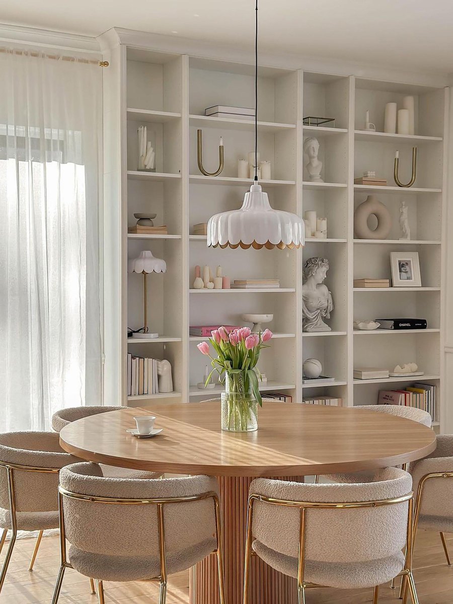 Wells Ø45 Blanc suspension De PR Home - Câble en plastique noir de 1,6 m de long avec rosace de plafond pour suspension par crochet de la même couleur que la lampe.