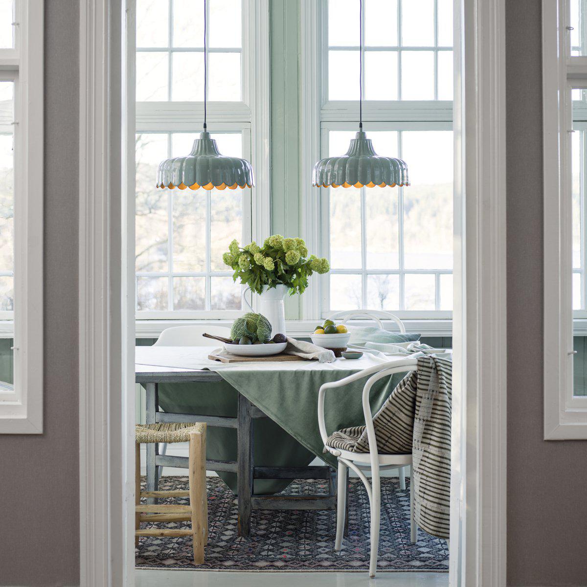 Wells Ø45 Vert suspension De PR Home - C&acirc;ble en plastique noir de 1,6 m de long avec rosace de plafond pour suspension par crochet de la m&ecirc;me couleur que la lampe.