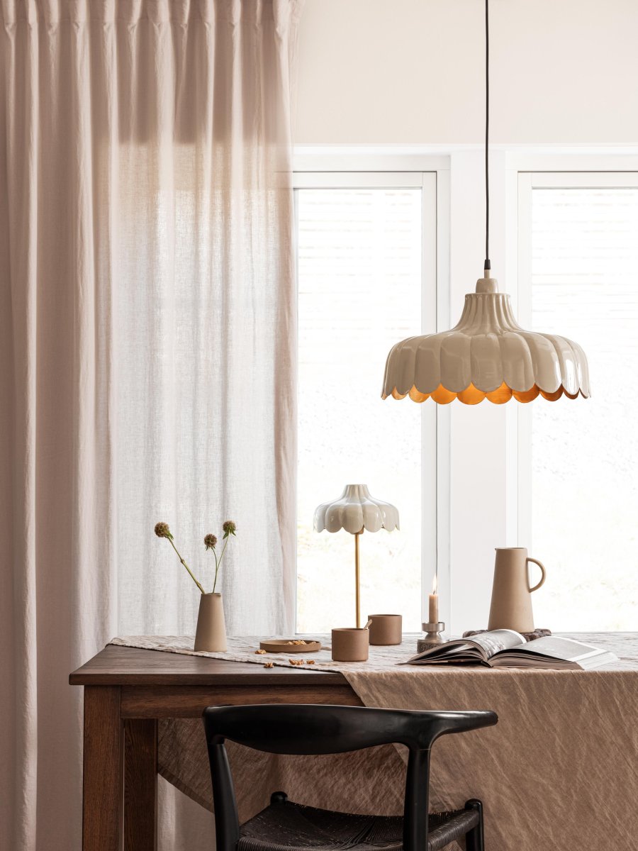 Wells Ø45 Beige suspension De PR Home - Câble en plastique noir de 1,6 m de long avec rosace de plafond pour suspension par crochet de la même couleur que la lampe.