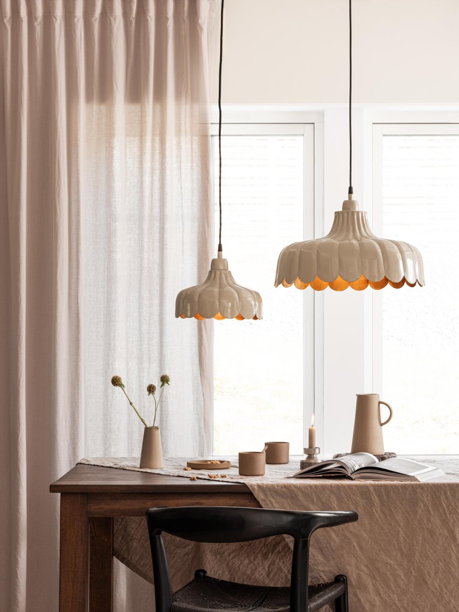 Wells Ø45 Beige suspension De PR Home - Câble en plastique noir de 1,6 m de long avec rosace de plafond pour suspension par crochet de la même couleur que la lampe.