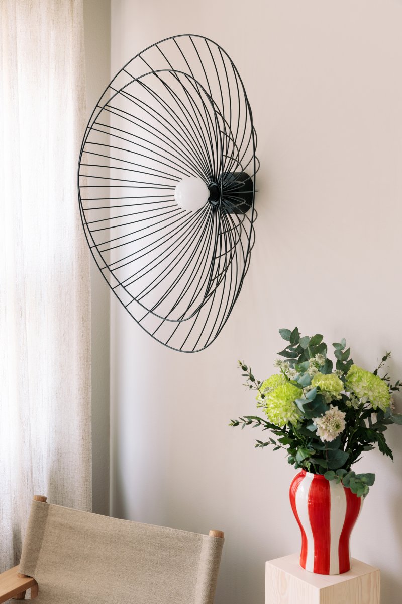Ray Ø85 Noir applique murale De Globen Lighting - Une fois fixé au plafond, le luminaire est dimmable.