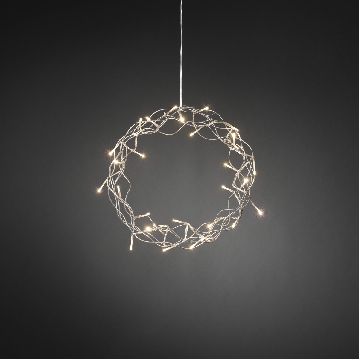 Couronne LED Ø30 Argent De Konstsmide - D'un diam&egrave;tre de 30 cm, cette guirlande est une magnifique d&eacute;coration &agrave; suspendre &agrave; une fen&ecirc;tre ou &agrave; un mur, apportant une touche de confort suppl&eacute;mentaire durant les mois les plus sombres.