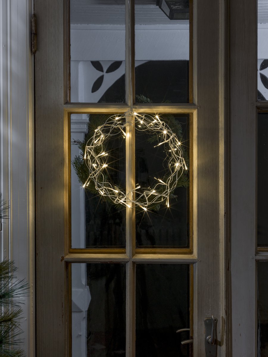 Couronne LED Ø30 Argent De Konstsmide - D'un diam&egrave;tre de 30 cm, cette guirlande est une magnifique d&eacute;coration &agrave; suspendre &agrave; une fen&ecirc;tre ou &agrave; un mur, apportant une touche de confort suppl&eacute;mentaire durant les mois les plus sombres.