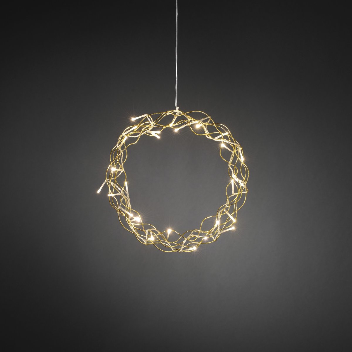 Couronne LED Ø30 Or De Konstsmide - D'un diam&egrave;tre de 30 cm, cette guirlande est une magnifique d&eacute;coration &agrave; suspendre &agrave; une fen&ecirc;tre ou &agrave; un mur, apportant une touche de confort suppl&eacute;mentaire durant les mois les plus sombres.
