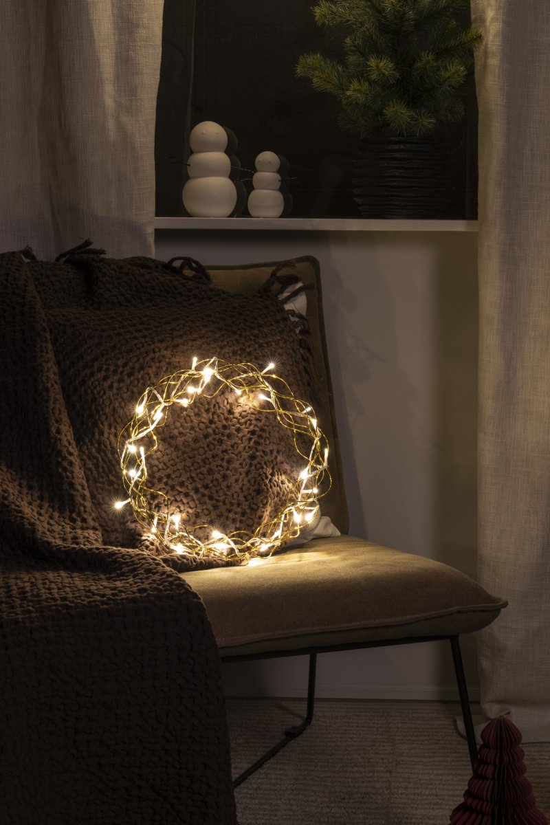 Couronne LED Ø30 Or De Konstsmide - D'un diam&egrave;tre de 30 cm, cette guirlande est une magnifique d&eacute;coration &agrave; suspendre &agrave; une fen&ecirc;tre ou &agrave; un mur, apportant une touche de confort suppl&eacute;mentaire durant les mois les plus sombres.