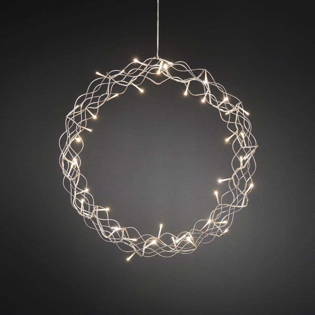 Couronne LED Ø45 Argent De Konstsmide - D'un diam&egrave;tre de 45 cm, cette guirlande est une magnifique d&eacute;coration, id&eacute;ale &agrave; suspendre &agrave; une fen&ecirc;tre ou &agrave; un mur, pour une ambiance encore plus chaleureuse durant les mois les plus sombres.