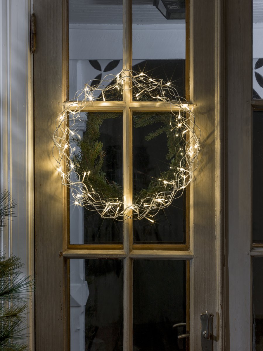 Couronne LED Ø45 Argent De Konstsmide - D'un diam&egrave;tre de 45 cm, cette guirlande est une magnifique d&eacute;coration, id&eacute;ale &agrave; suspendre &agrave; une fen&ecirc;tre ou &agrave; un mur, pour une ambiance encore plus chaleureuse durant les mois les plus sombres.
