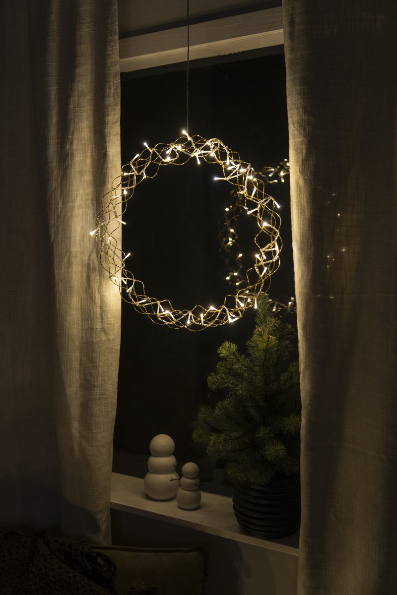 Couronne LED Ø45 Or De Konstsmide - D'un diam&egrave;tre de 45 cm, cette guirlande est une magnifique d&eacute;coration &agrave; suspendre &agrave; une fen&ecirc;tre ou &agrave; un mur, apportant une touche de confort suppl&eacute;mentaire durant les mois les plus sombres.