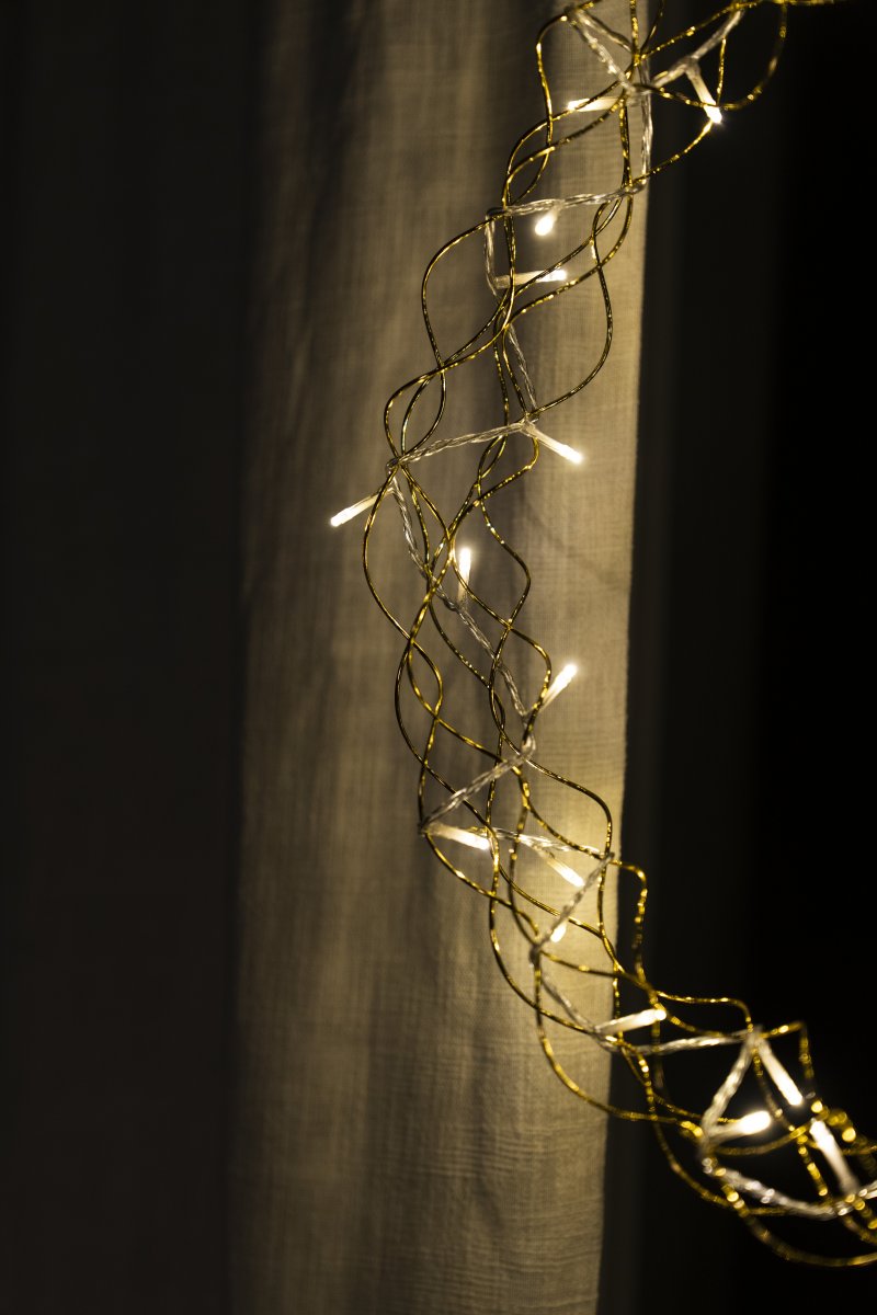 Couronne LED Ø45 Or De Konstsmide - D'un diam&egrave;tre de 45 cm, cette guirlande est une magnifique d&eacute;coration &agrave; suspendre &agrave; une fen&ecirc;tre ou &agrave; un mur, apportant une touche de confort suppl&eacute;mentaire durant les mois les plus sombres.