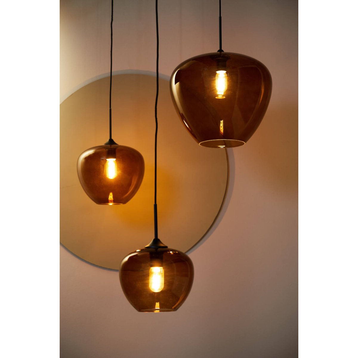 Mayson Ø40 Brun suspension De Light & Living - Mayson est une suspension &eacute;l&eacute;gante et raffin&eacute;e dot&eacute;e d'un abat-jour en verre teint&eacute; marron qui diffuse une lumi&egrave;re douce et agr&eacute;able.