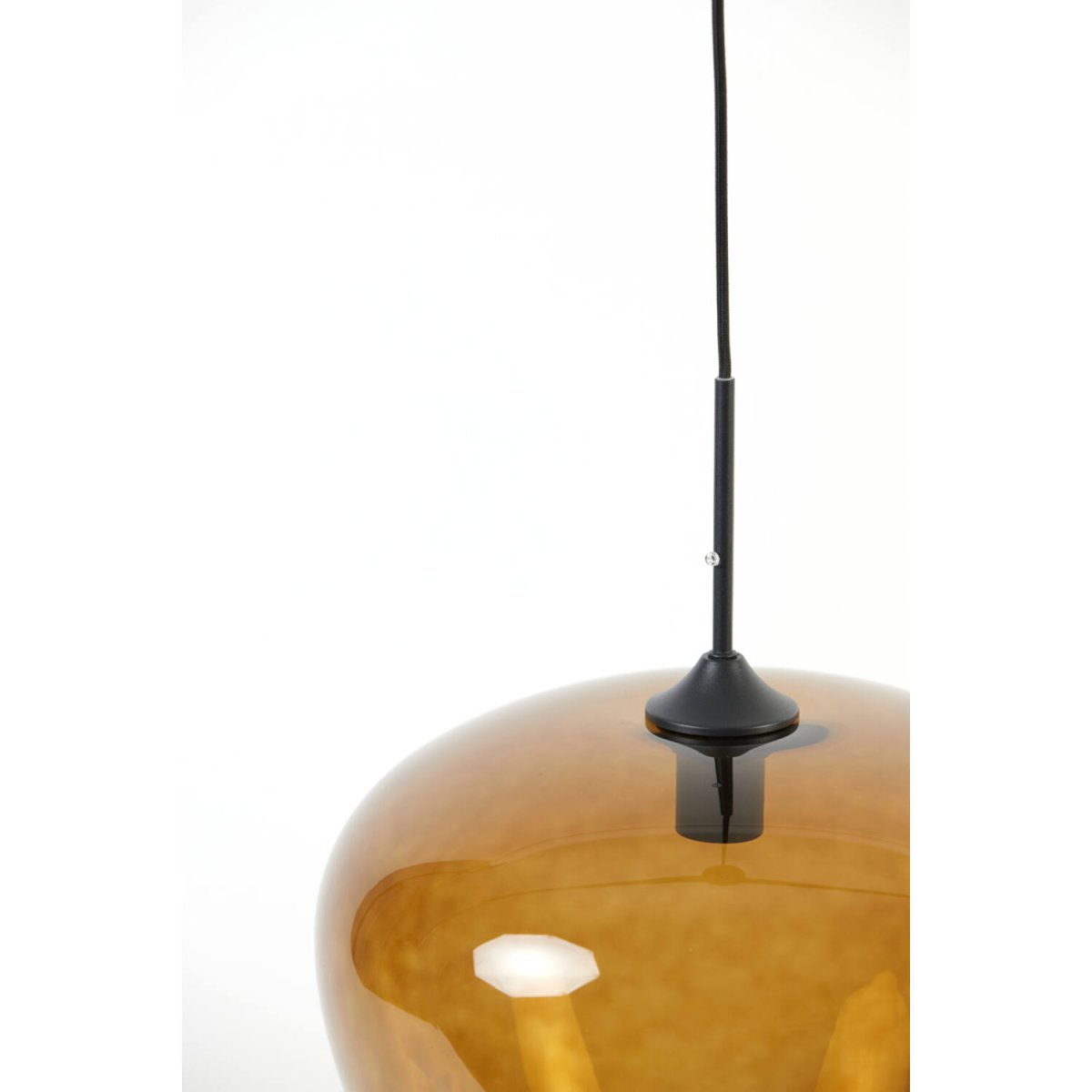 Mayson Ø40 Brun suspension De Light & Living - Mayson est une suspension &eacute;l&eacute;gante et raffin&eacute;e dot&eacute;e d'un abat-jour en verre teint&eacute; marron qui diffuse une lumi&egrave;re douce et agr&eacute;able.