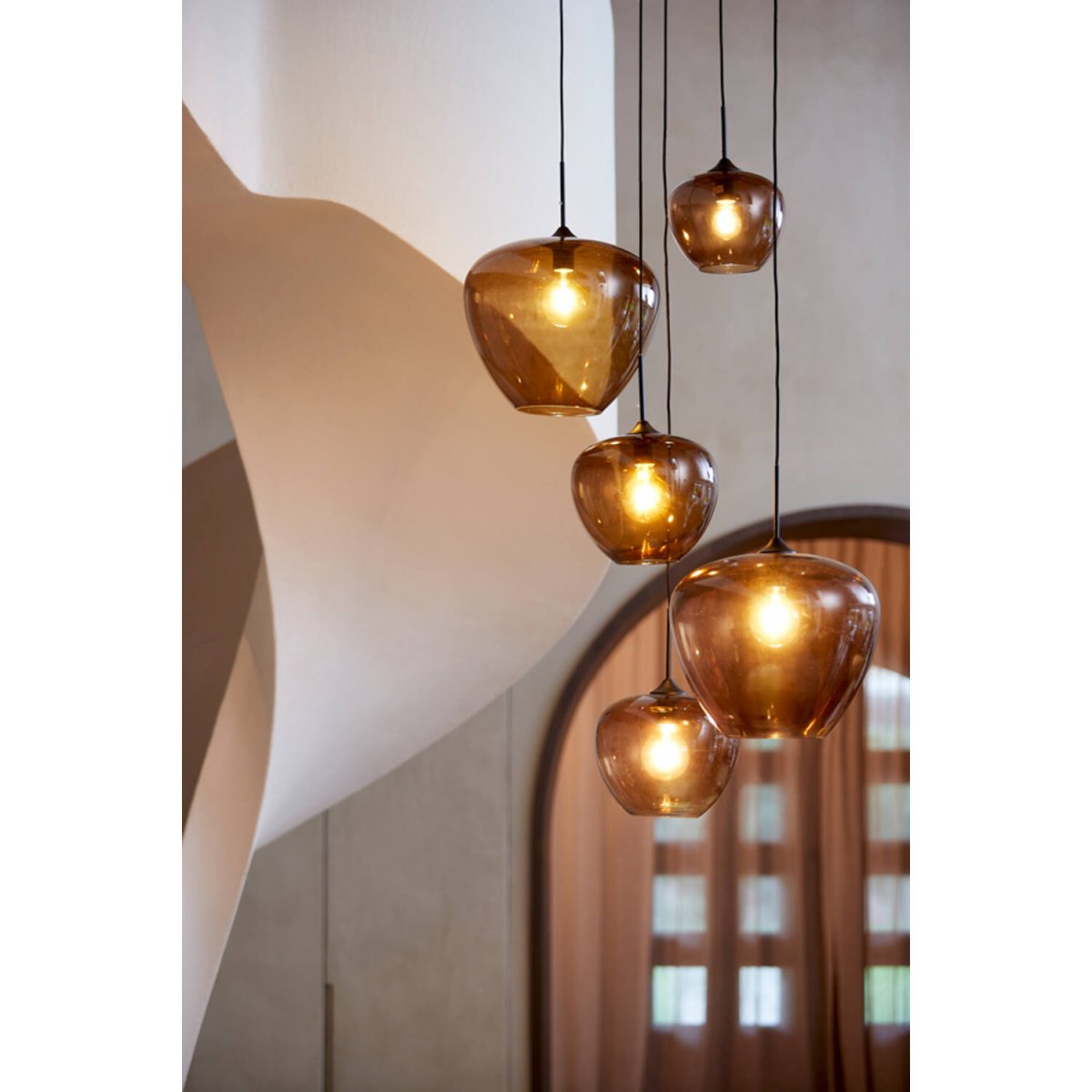 Mayson Ø40 Brun suspension De Light & Living - Mayson est une suspension &eacute;l&eacute;gante et raffin&eacute;e dot&eacute;e d'un abat-jour en verre teint&eacute; marron qui diffuse une lumi&egrave;re douce et agr&eacute;able.