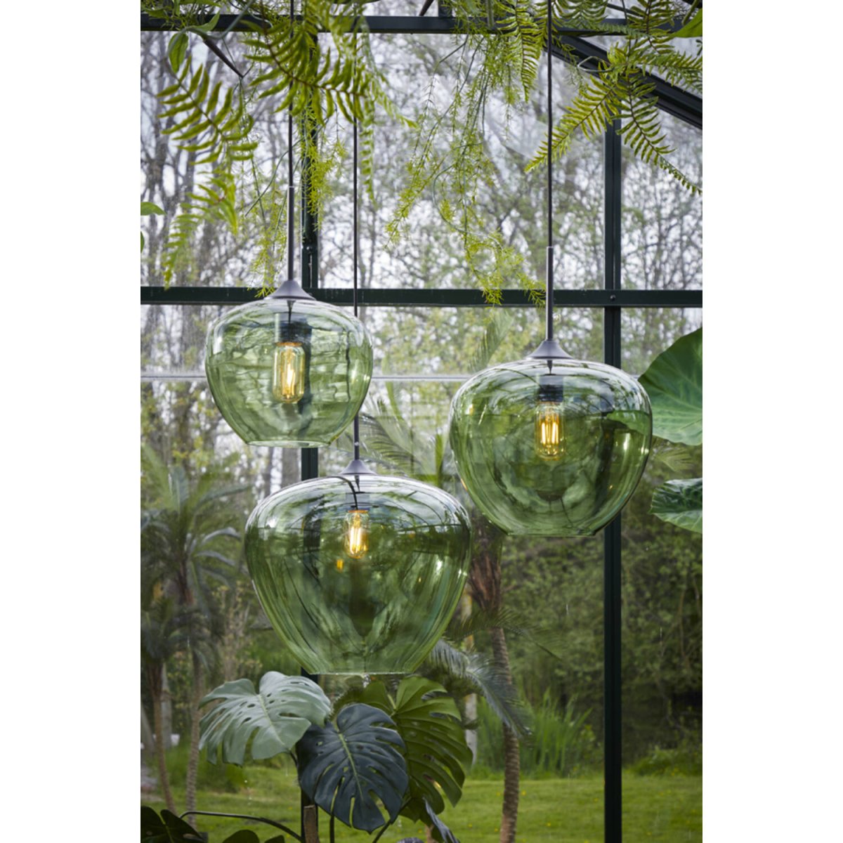 Mayson Ø40 Vert suspension De Light & Living - L'élégante suspension Mayson, avec son abat-jour en verre vert, diffuse une lumière douce et agréable.