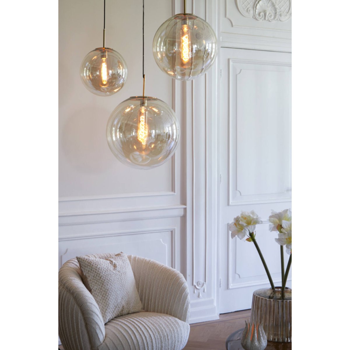 Medina Ø40 Ambre suspension De Light & Living - Medina est une suspension élégante et raffinée, dotée d'un abat-jour rond en verre ambré et de détails effet bronze.