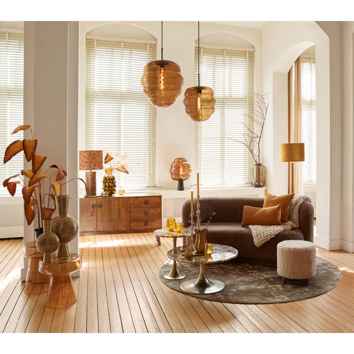 Misty Ø45 Brun suspension De Light & Living - Sa forme unique et son verre teinté diffusent une lumière douce et agréable, parfaite pour un intérieur moderne.