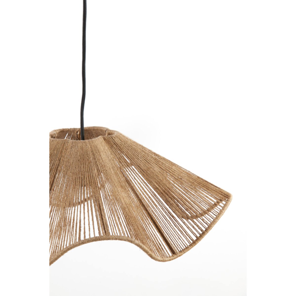 Fodara Ø48 Nature suspension De Light & Living - Son abat-jour est envelopp&eacute; de fils de jute torsad&eacute;s, cr&eacute;ant une apparence l&eacute;g&egrave;re et a&eacute;rienne.